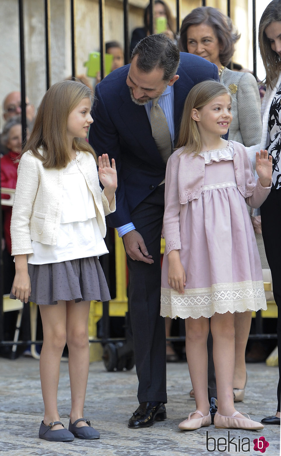 La Princesa Leonor y la Infanta Sofía saludando en la Misa de Pascua 2015