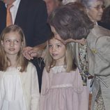La Reina Sofía acariciando a la Princesa Leonor y la Infanta Sofía en la Misa de Pascua 2015