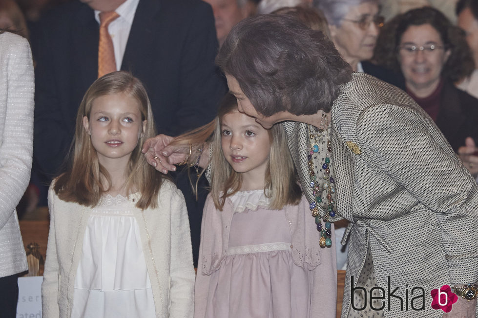 La Reina Sofía acariciando a la Princesa Leonor y la Infanta Sofía en la Misa de Pascua 2015