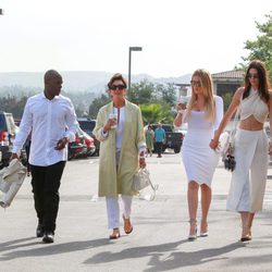 Kris Jenner junto a Khloé Kardashian y Kendall Jenner en la Misa de Pascua 2015