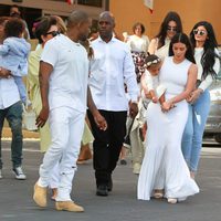 Kim Kardashian con Kanye West y North West en la Misa de Pascua 2015