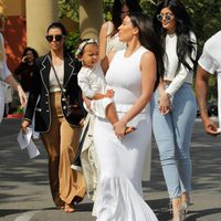 Kourtney Kardashian, Kim Kardashian y Kendall y Kylie Jenner en la Misa de Pascua 2015