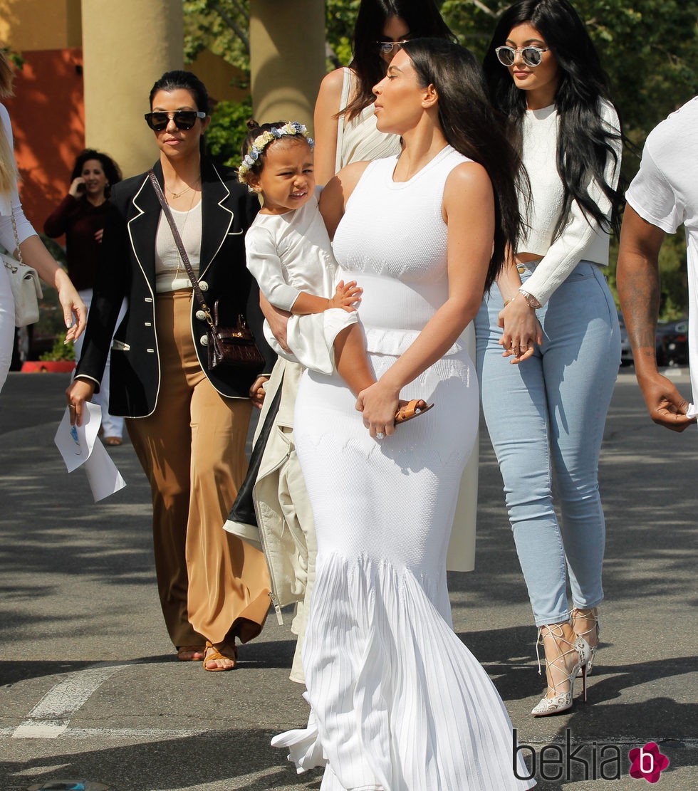 Kourtney Kardashian, Kim Kardashian y Kendall y Kylie Jenner en la Misa de Pascua 2015