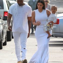 Kim Kardashian con Kanye West y North West vistiendo de blanco con motivo de la Misa de Pascua 2015