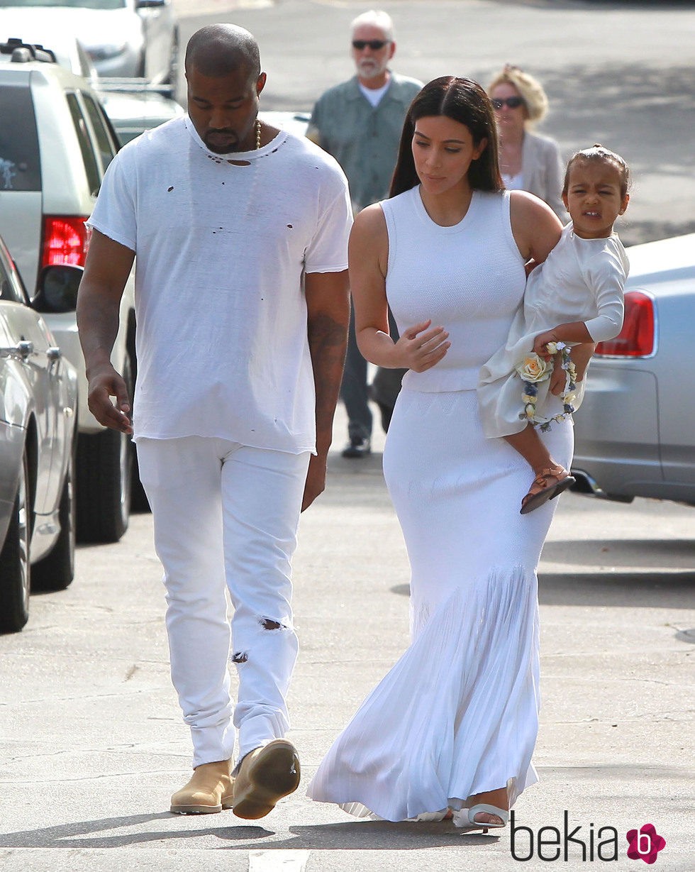 Kim Kardashian con Kanye West y North West vistiendo de blanco con motivo de la Misa de Pascua 2015