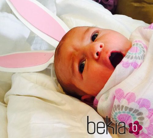 Scarlett May, hija de Molly Sims con unas orejas de conejo por el Día de Pascua 2015