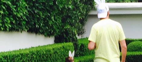 El marido de Moly Sims y su hijo buscando huevos de pascua en el Día de Pascua 2015