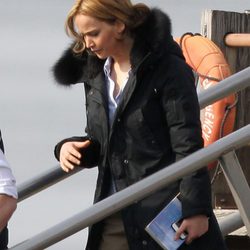 Jennifer Lawrence bajando de un barco en el rodaje de la película 'Joy'