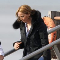 Jennifer Lawrence bajando de un barco en el rodaje de la película 'Joy'