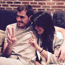 Iker Casillas y su cuñada Irene Carbonero viendo 'La Voz'