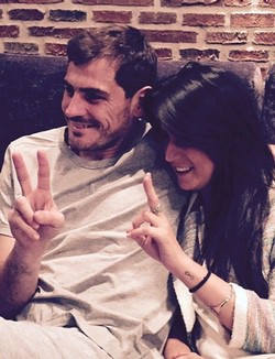 Iker Casillas y su cuñada Irene Carbonero viendo 'La Voz'
