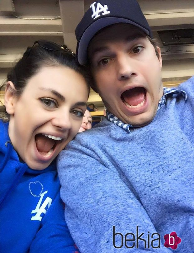 Mila Kunis y Ashton Kutcher con unos amigos viendo un partido de baseball