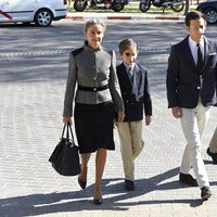 Carla Royo-Villanova con sus tres hijos en el funeral de Kardam de Bulgaria