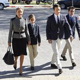 Carla Royo-Villanova con sus tres hijos en el funeral de Kardam de Bulgaria