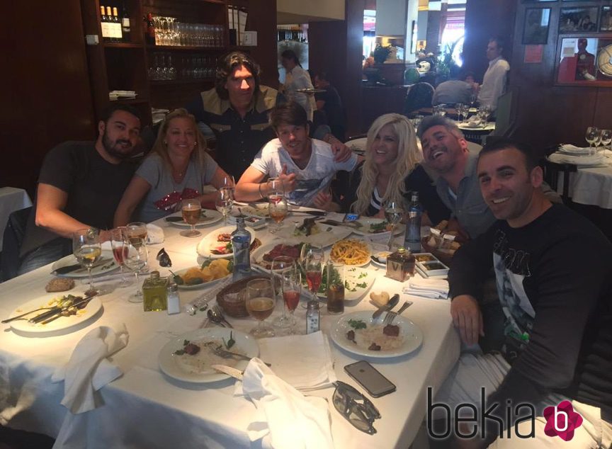 Belén Esteban, Miguel, Ylenia, Fede, Toño Sanchís y Leo Millares comiendo juntos