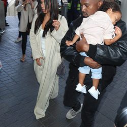 Kim Kardashian con Kanye West y North West en Armenia