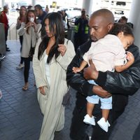 Kim Kardashian con Kanye West y North West en Armenia