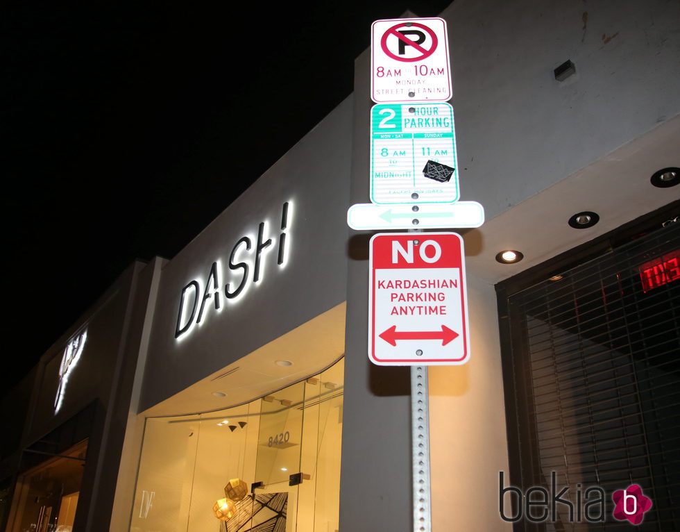 Cartel que prohíbe aparcar al clan Kardashian en la puerta de su tienda Dash de Los Angeles