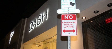 Cartel que prohíbe aparcar al clan Kardashian en la puerta de su tienda Dash de Los Angeles