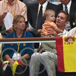 Los Duques de Palma y su hijo Juan con Carlos García Revenga en Sydney 2000