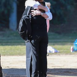 Marcia Cross dándose un abrazo con su marido Tom Mahoney