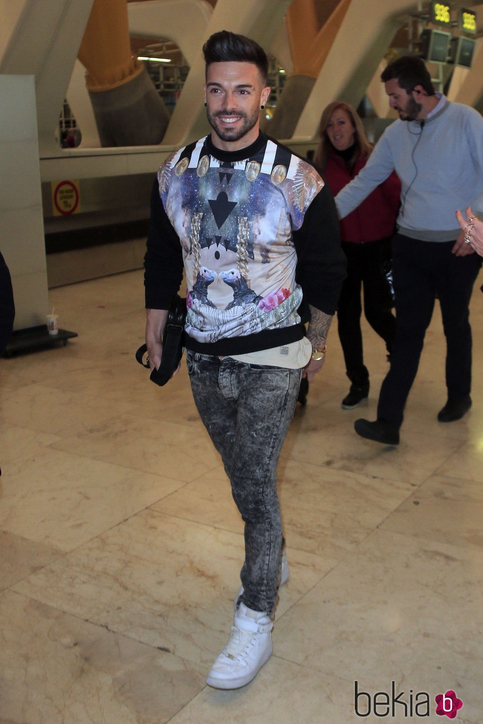 Rasel en el aeropuerto de Madrid para irse a 'Supervivientes 2015'