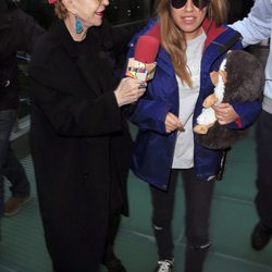 Karmele Marchante entrevistando a Chabelita Pantoja en el aeropuerto de Madrid para irse a 'Supervivientes 2015'