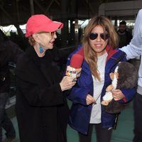 Karmele Marchante entrevistando a Chabelita Pantoja en el aeropuerto de Madrid para irse a 'Supervivientes 2015'
