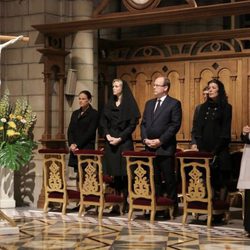 Estefanía, Charlene, Alberto y Carolina de Mónaco en la misa por el décimo aniversario de la muerte del Príncipe Rainiero