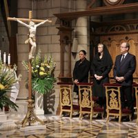Estefanía, Charlene, Alberto y Carolina de Mónaco en la misa por el décimo aniversario de la muerte del Príncipe Rainiero