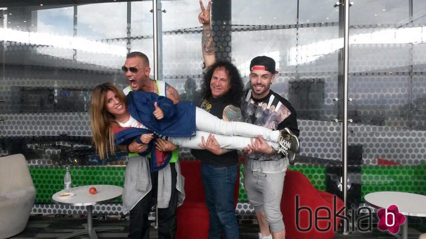 Nacho Vidal, Fortu y Rasel sostienen a Chabelita en volandas en las fotos de su viaje para participar en 'Supervivientes 2015'