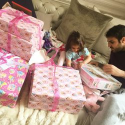 Lia Fàbregas rodeada de regalos en su segundo cumpleaños