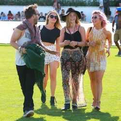Julianne Hough, Lauren Parsekian y Aaron Paul en el Festival de Coachella 2015