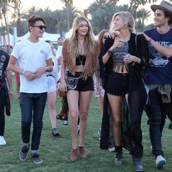 Gigi Hadid rodeada de amigos en el Festival de Coachella 2015