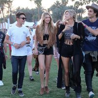 Gigi Hadid rodeada de amigos en el Festival de Coachella 2015