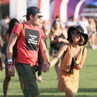 Sarah Hyland y Dominic Sherwood Stick en el Festival de Coachella 2015