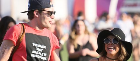 Sarah Hyland y Dominic Sherwood Stick en el Festival de Coachella 2015