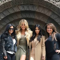 Kim y Khloé Kardashian en su visita a Érevan