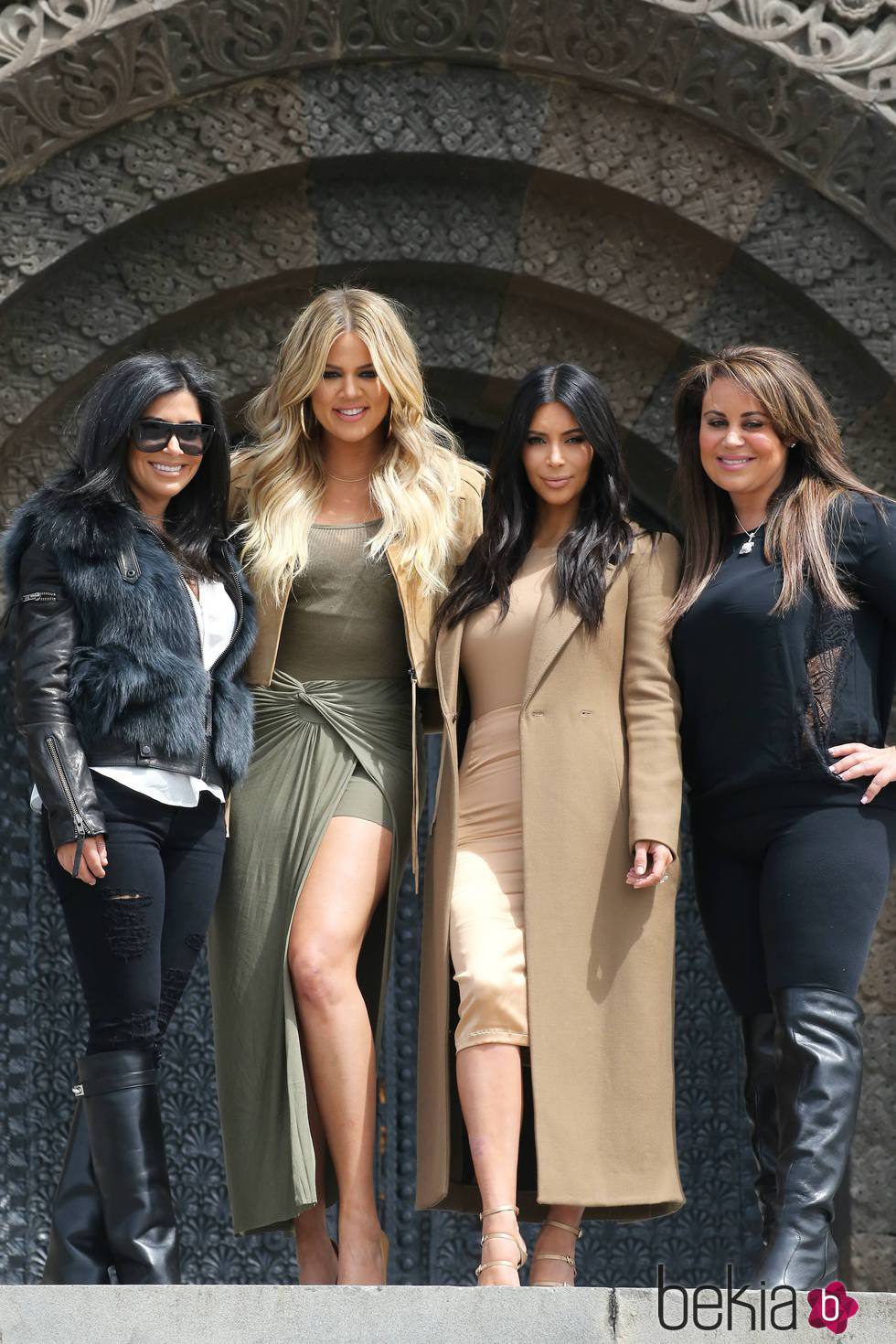 Kim y Khloé Kardashian en su visita a Érevan