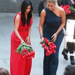 Kim y Khloé Kardashian depositan flores en memoria del pueblo armenio