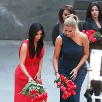 Kim y Khloé Kardashian depositan flores en memoria del pueblo armenio