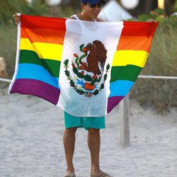 Mario Lopez posa con la bandera del orgullo gay