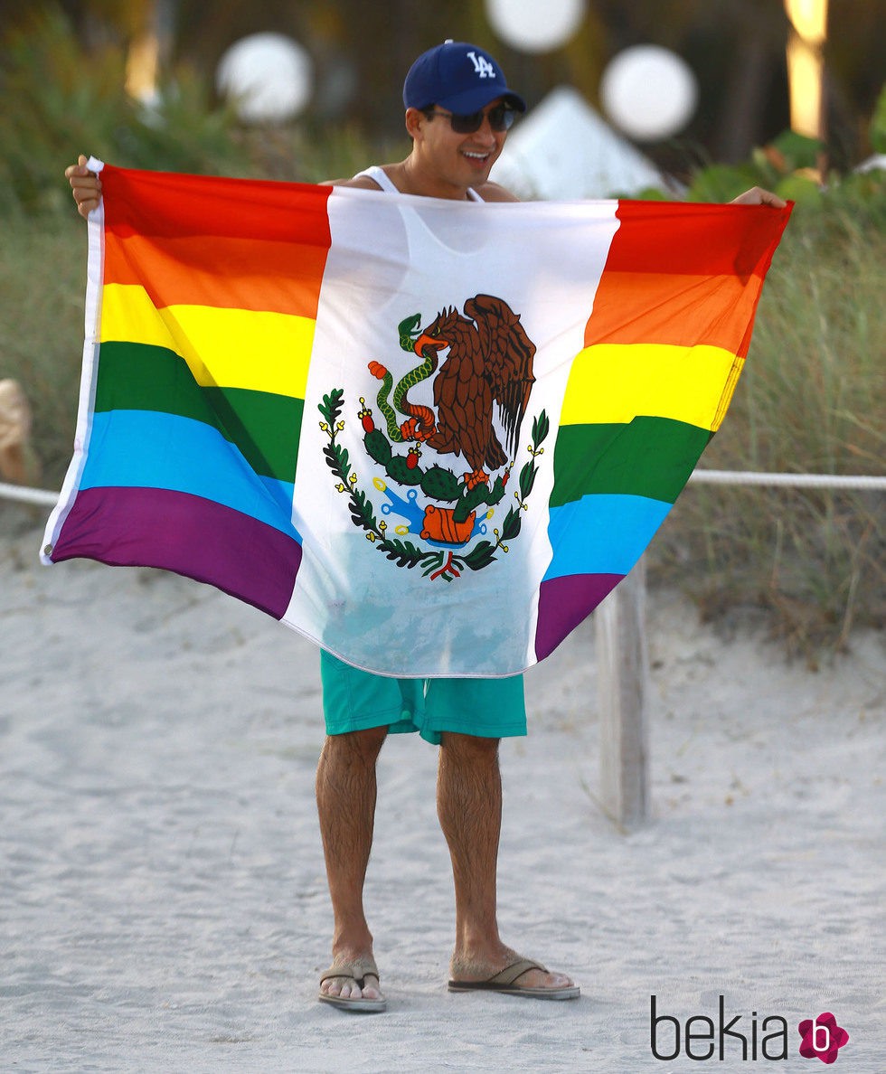 Mario Lopez posa con la bandera del orgullo gay