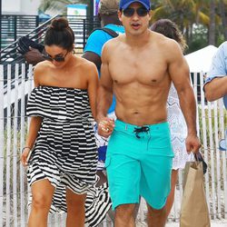 Mario Lopez y Courtney Mazzo en la playa South Beach de Miami