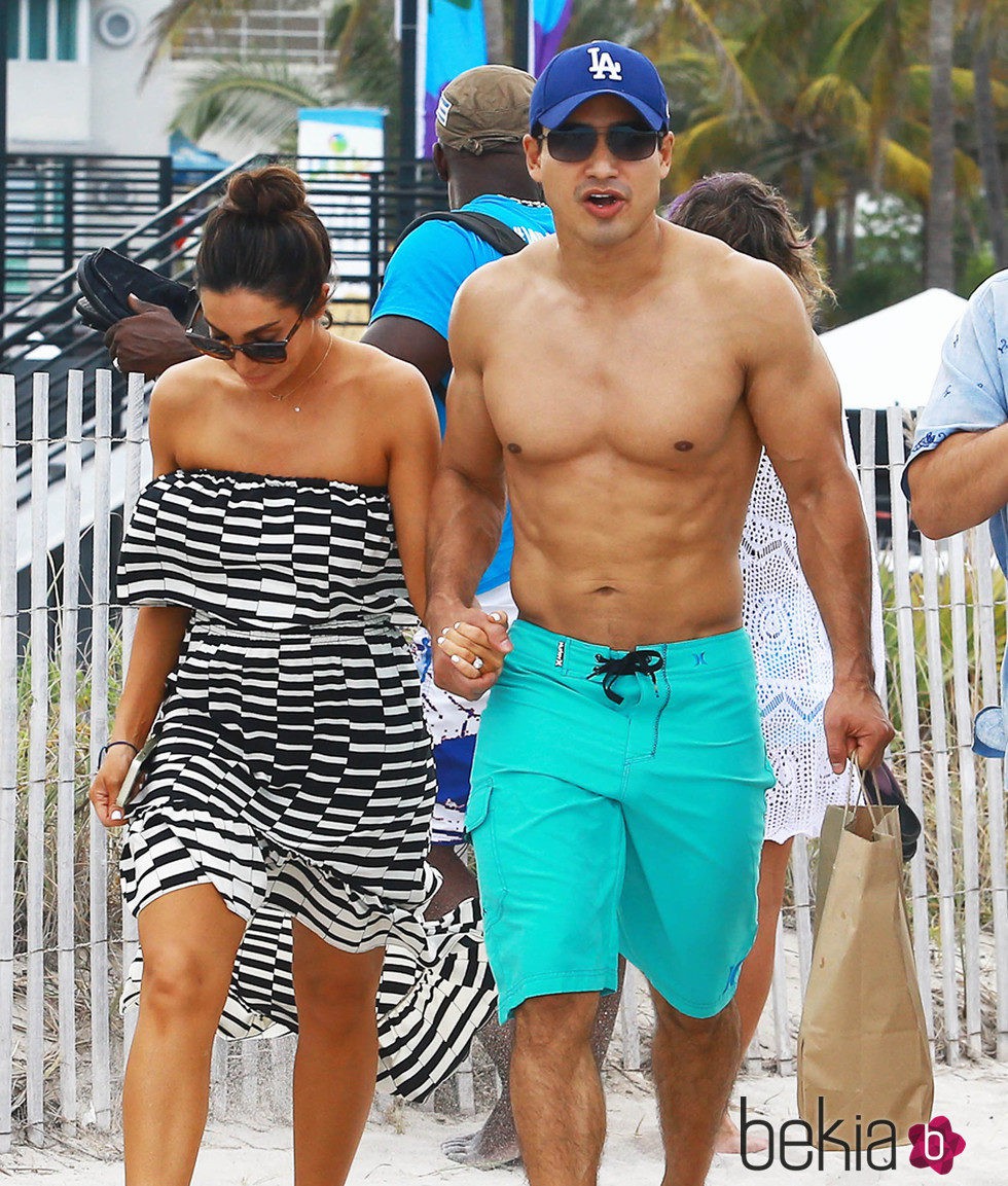 Mario Lopez y Courtney Mazzo en la playa South Beach de Miami