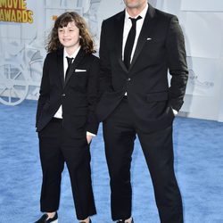 Mark Ruffalo con su hija Bella Ruffalo en los MTV Movie Awards 2015