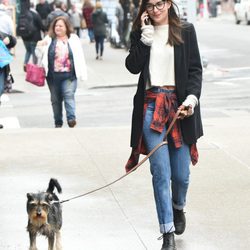 Dakota Johnson paseando a su perro por Nueva York