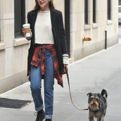 Dakota Johnson con su perro Zeppelin por Nueva York