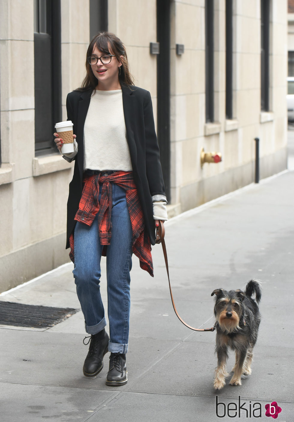 Dakota Johnson con su perro Zeppelin por Nueva York