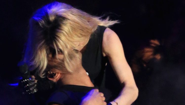 Madonna besando a Drake durante un concierto en el Festival de Coachella 2015